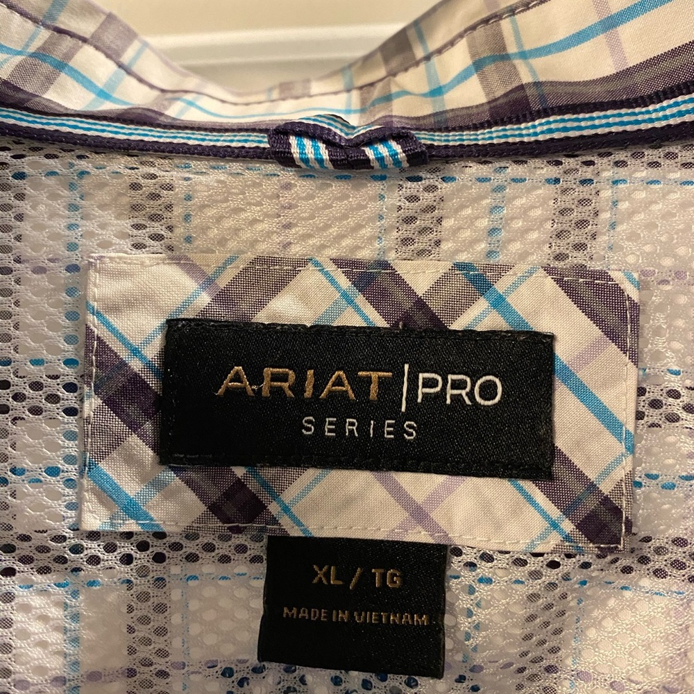 Men’s Ariat size XL